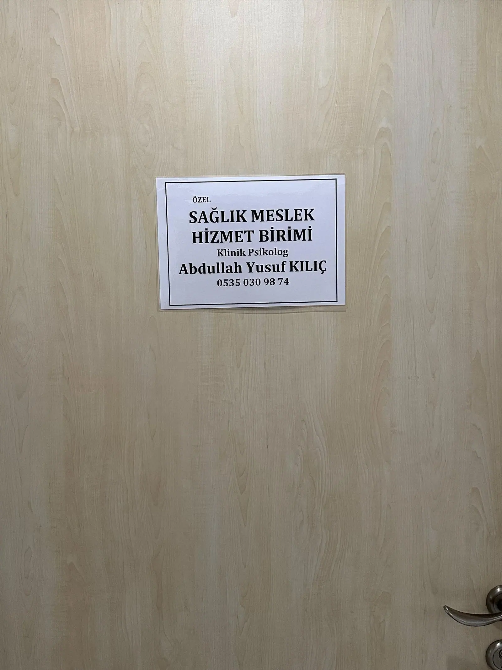 Klinik kapısındaki tabela: Özel Sağlık Meslek Hizmet Birimi, Klinik Psikolog Abdullah Yusuf Kılıç