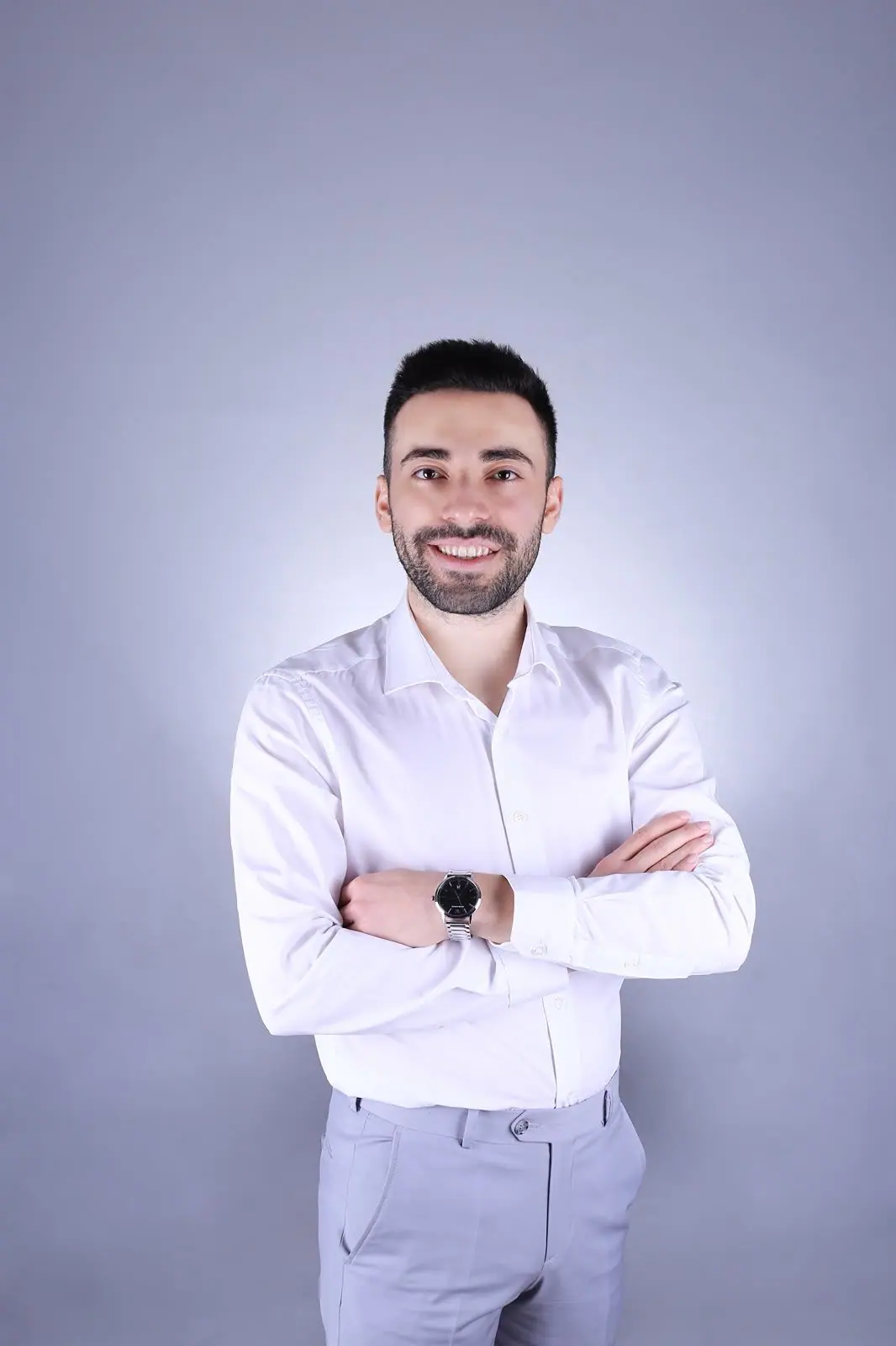 Psikolog Abdullah Yusuf Kılıç'ın açık gri fonda stüdyo portresi